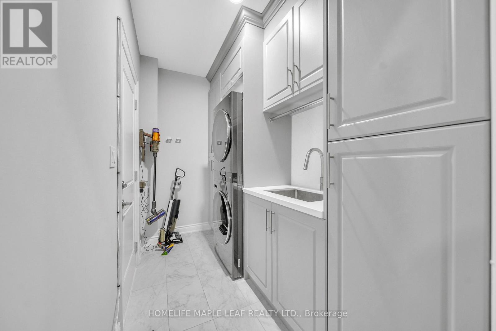 15 Quinton Ridge, Brampton, Ontario  L6Y 6J4 - Photo 6 - W12466476