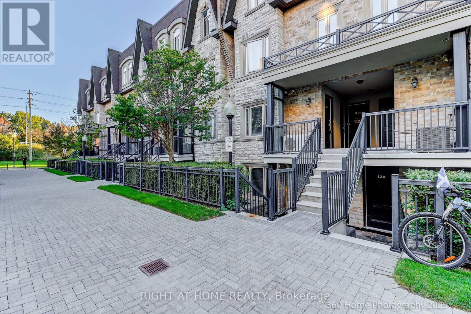 256 - 318 JOHN STREET, Markham, Ontario