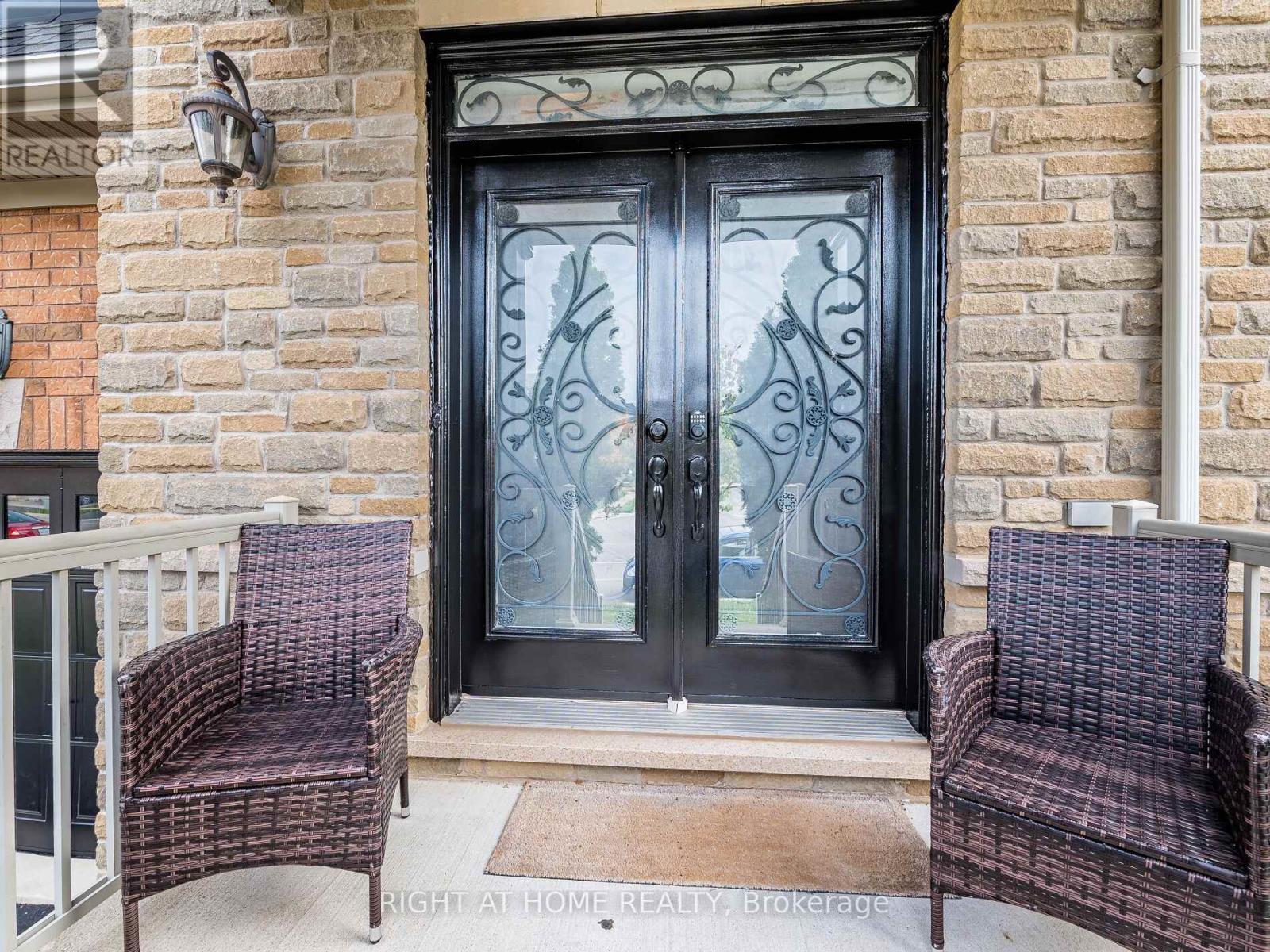 405 Scott Boulevard, Milton, Ontario  L9T 0T1 - Photo 3 - W12451010