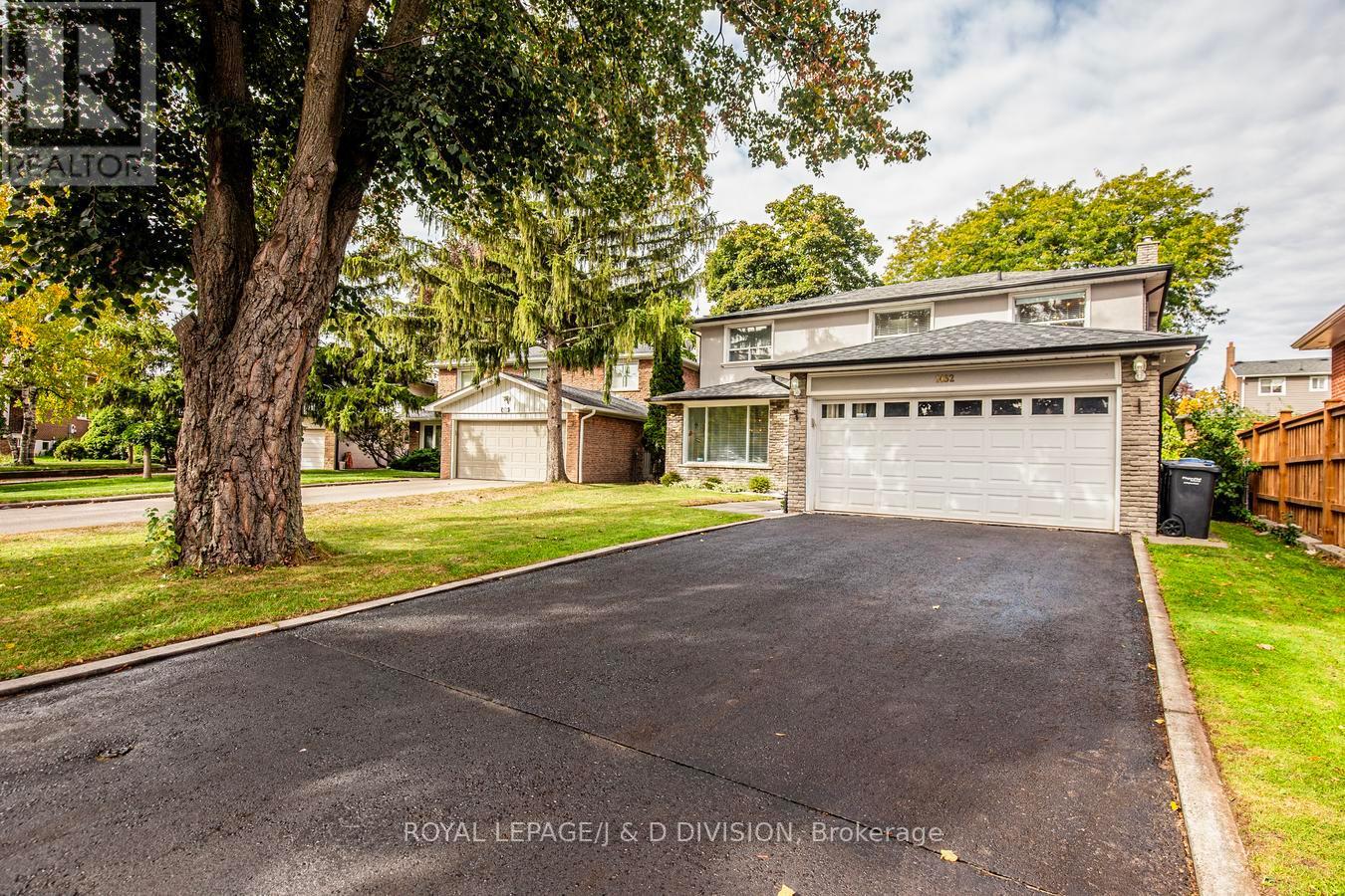 1432 Goldmar Drive, Mississauga, Ontario  L4X 1N5 - Photo 2 - W12466498