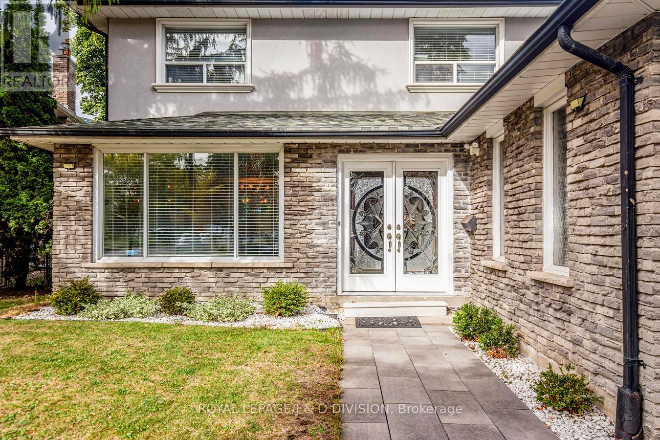 1432 Goldmar Drive, Mississauga, Ontario  L4X 1N5 - Photo 3 - W12466498