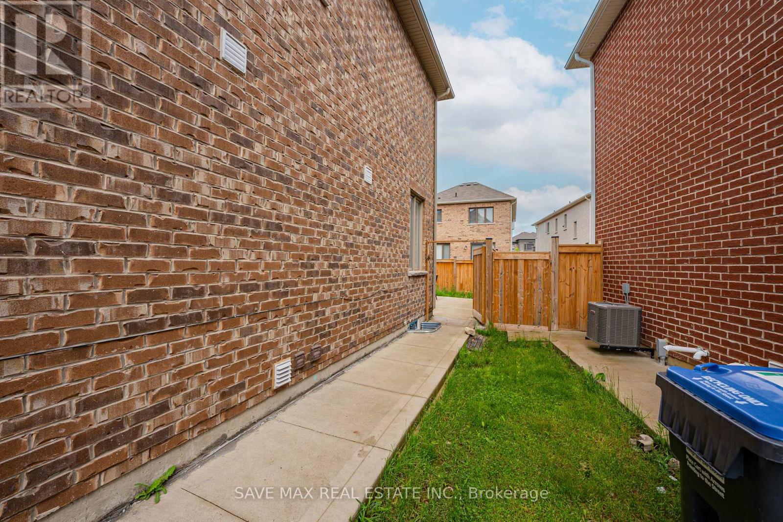 19 Boat Street, Brampton, Ontario  L7A 5C9 - Photo 3 - W12466513