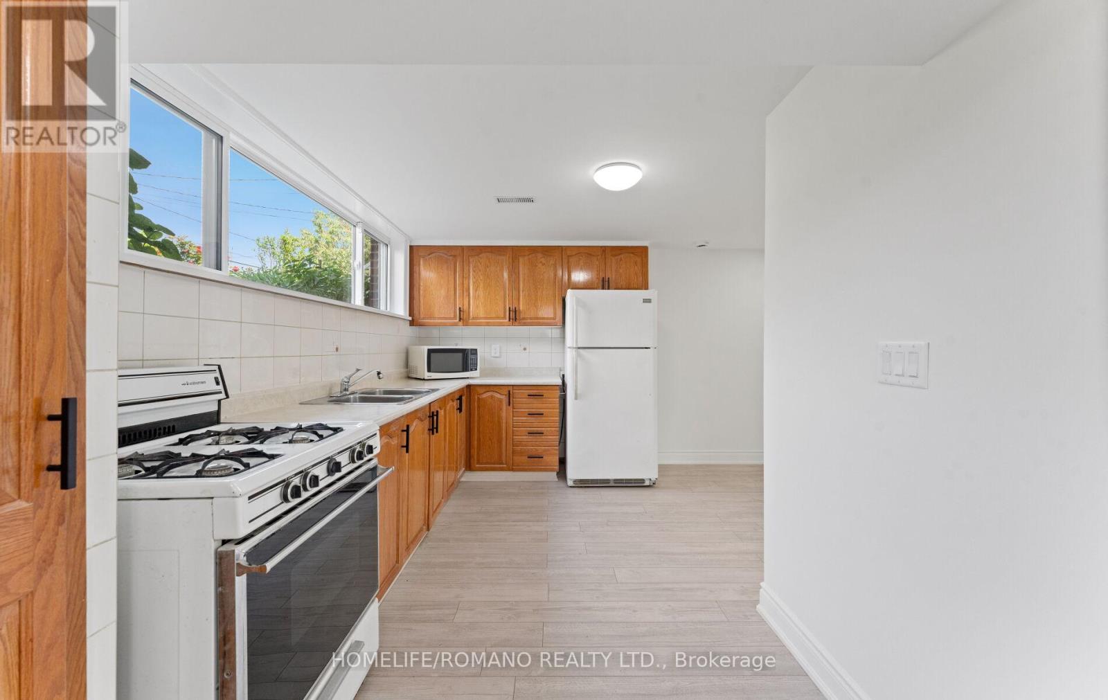 37 Donofree Road, Toronto, Ontario  M6L 2P4 - Photo 24 - W12466556