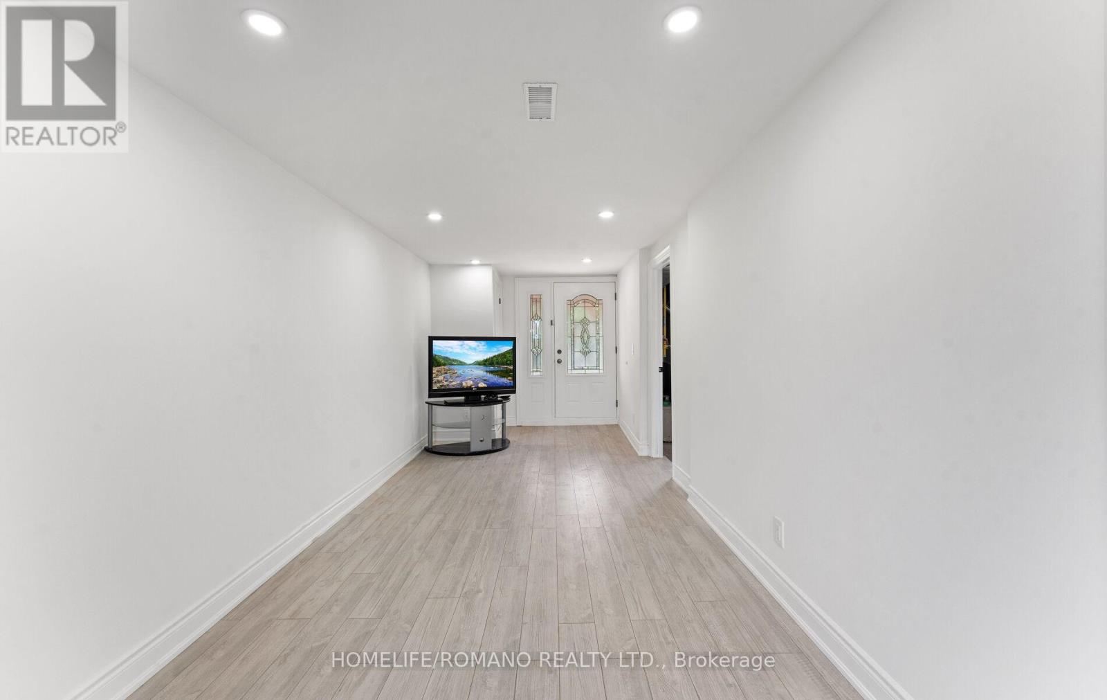 37 Donofree Road, Toronto, Ontario  M6L 2P4 - Photo 25 - W12466556