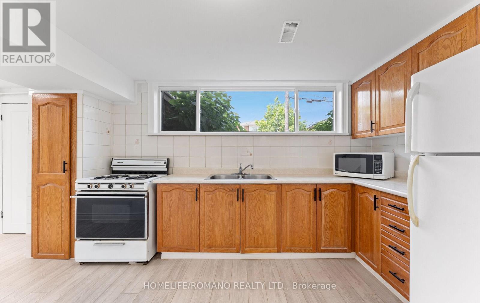 37 Donofree Road, Toronto, Ontario  M6L 2P4 - Photo 26 - W12466556