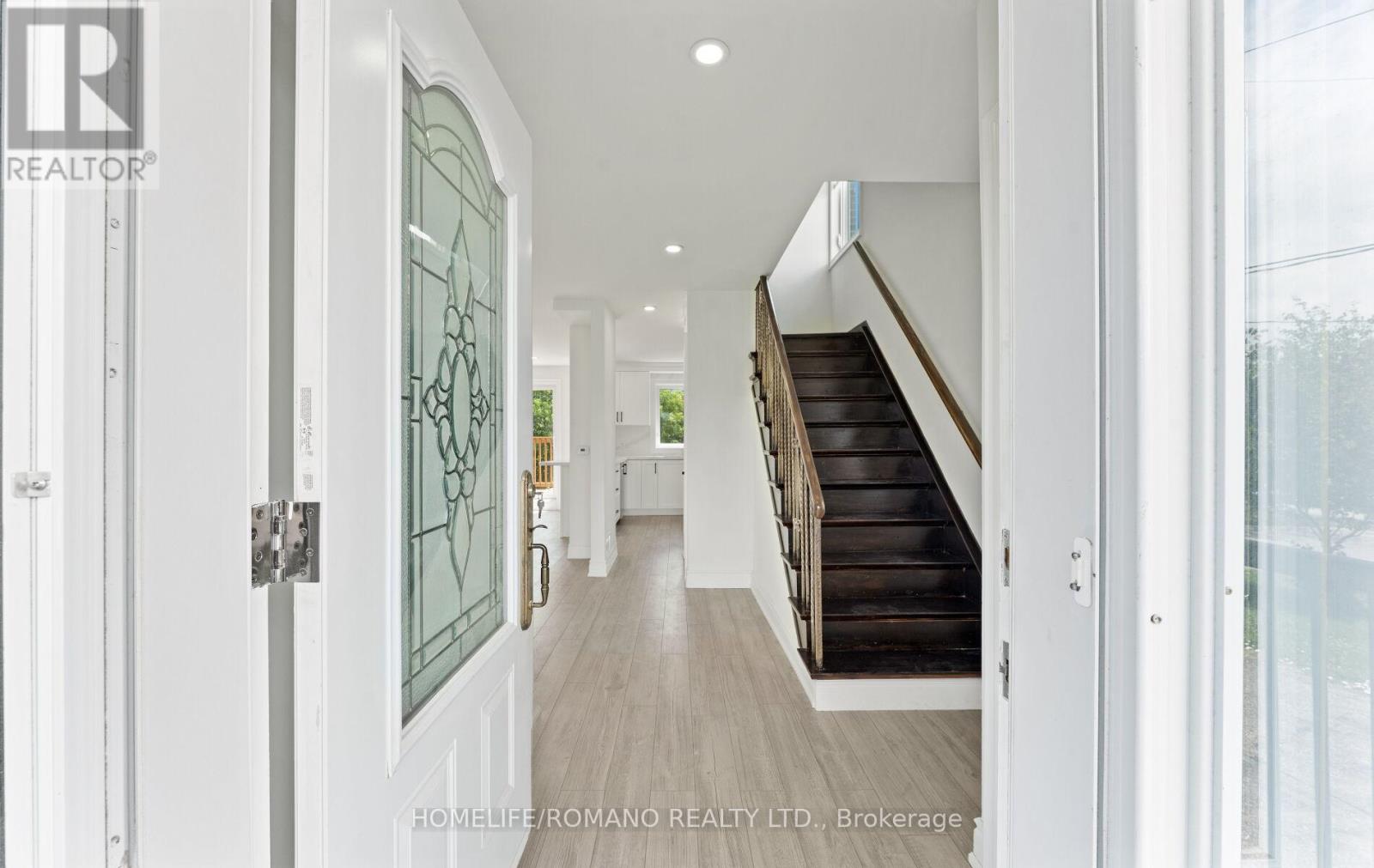37 Donofree Road, Toronto, Ontario  M6L 2P4 - Photo 3 - W12466556