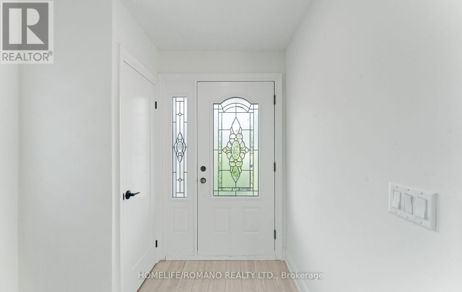 37 Donofree Road, Toronto, Ontario  M6L 2P4 - Photo 4 - W12466556