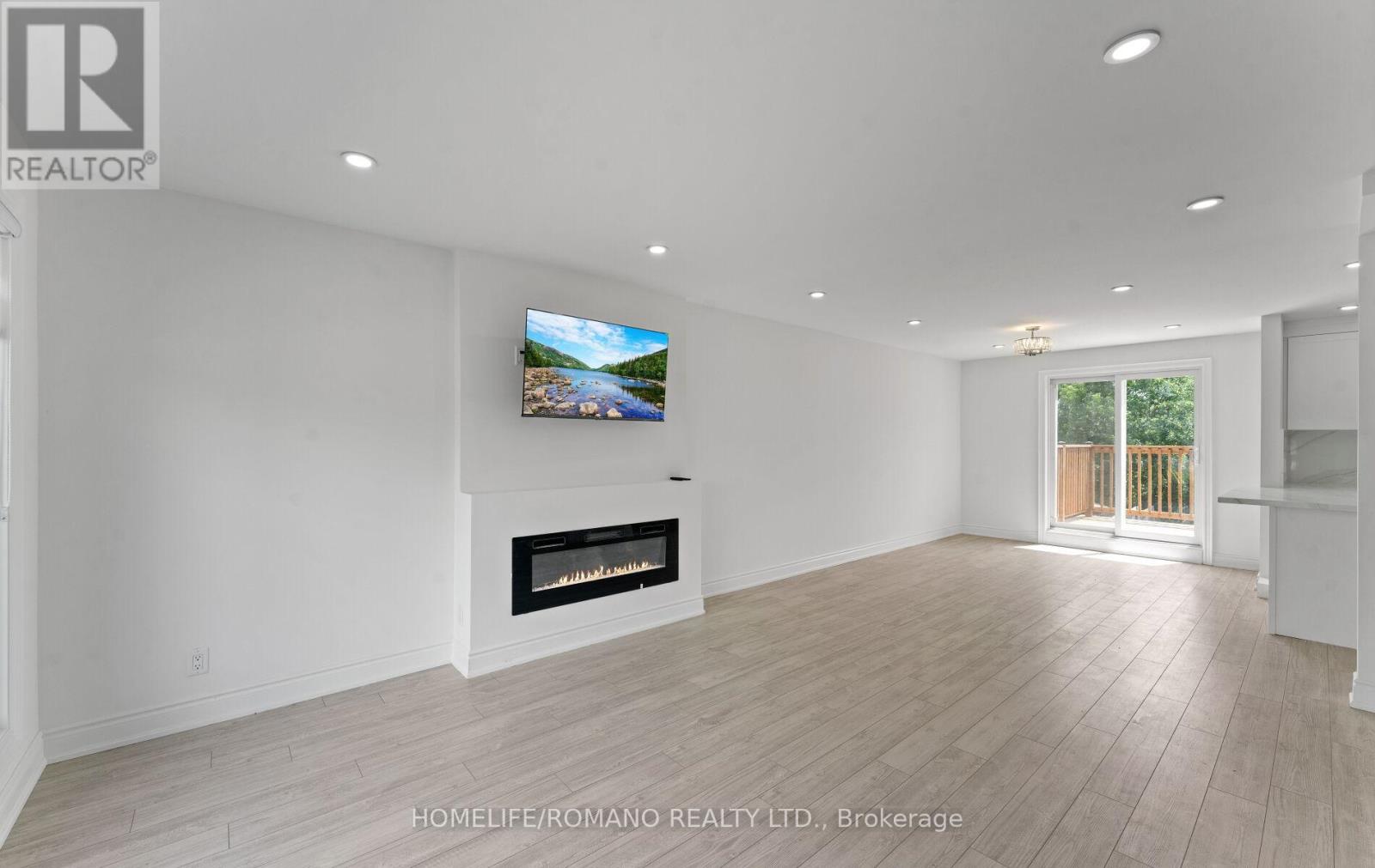 37 Donofree Road, Toronto, Ontario  M6L 2P4 - Photo 5 - W12466556
