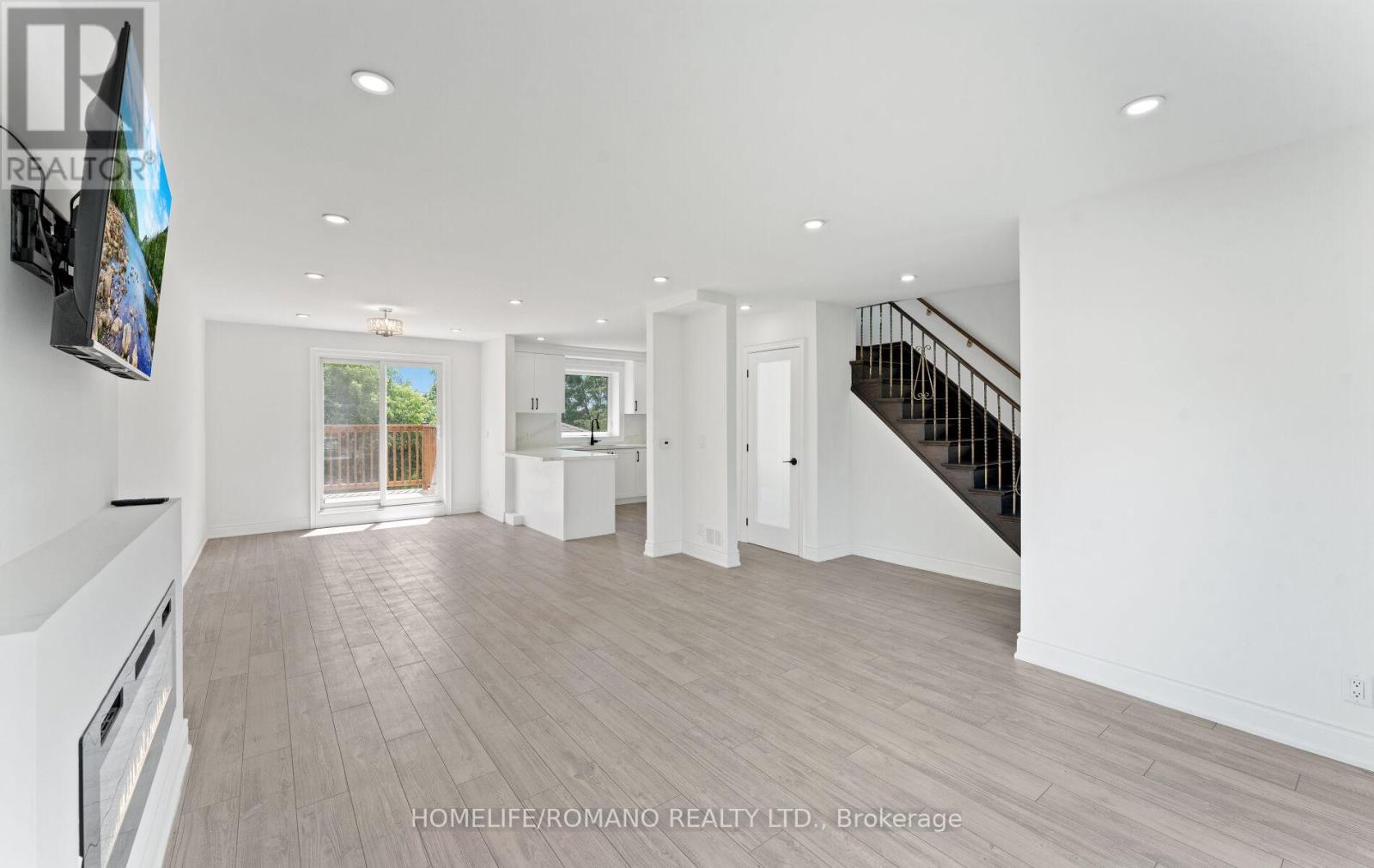 37 Donofree Road, Toronto, Ontario  M6L 2P4 - Photo 6 - W12466556