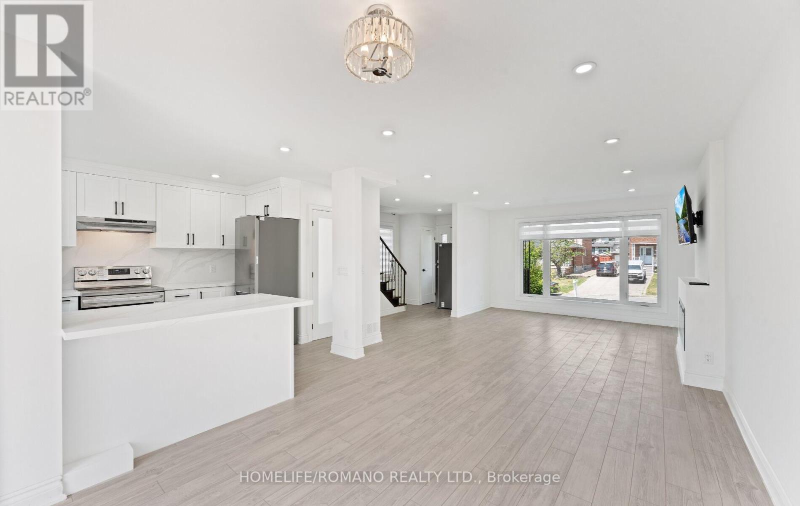 37 Donofree Road, Toronto, Ontario  M6L 2P4 - Photo 7 - W12466556