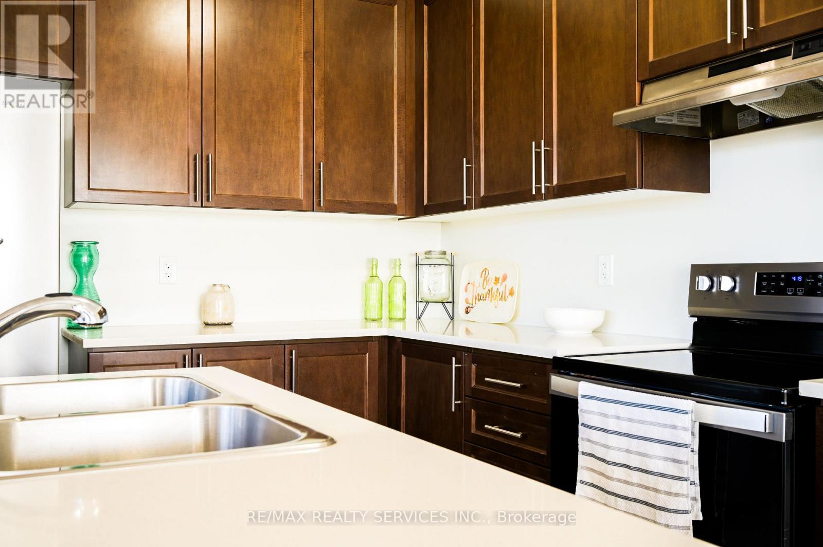 906 Sobeski Avenue, Woodstock, Ontario  N4T 0N7 - Photo 11 - X12466514
