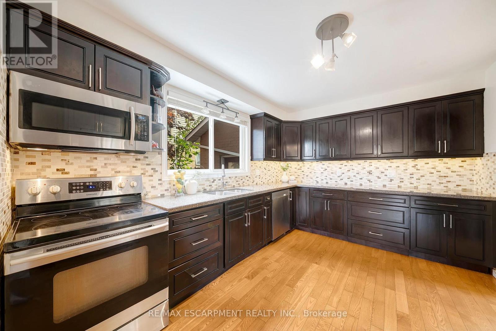 141 Templemead Drive, Hamilton, Ontario  L8W 3G4 - Photo 11 - X12466519