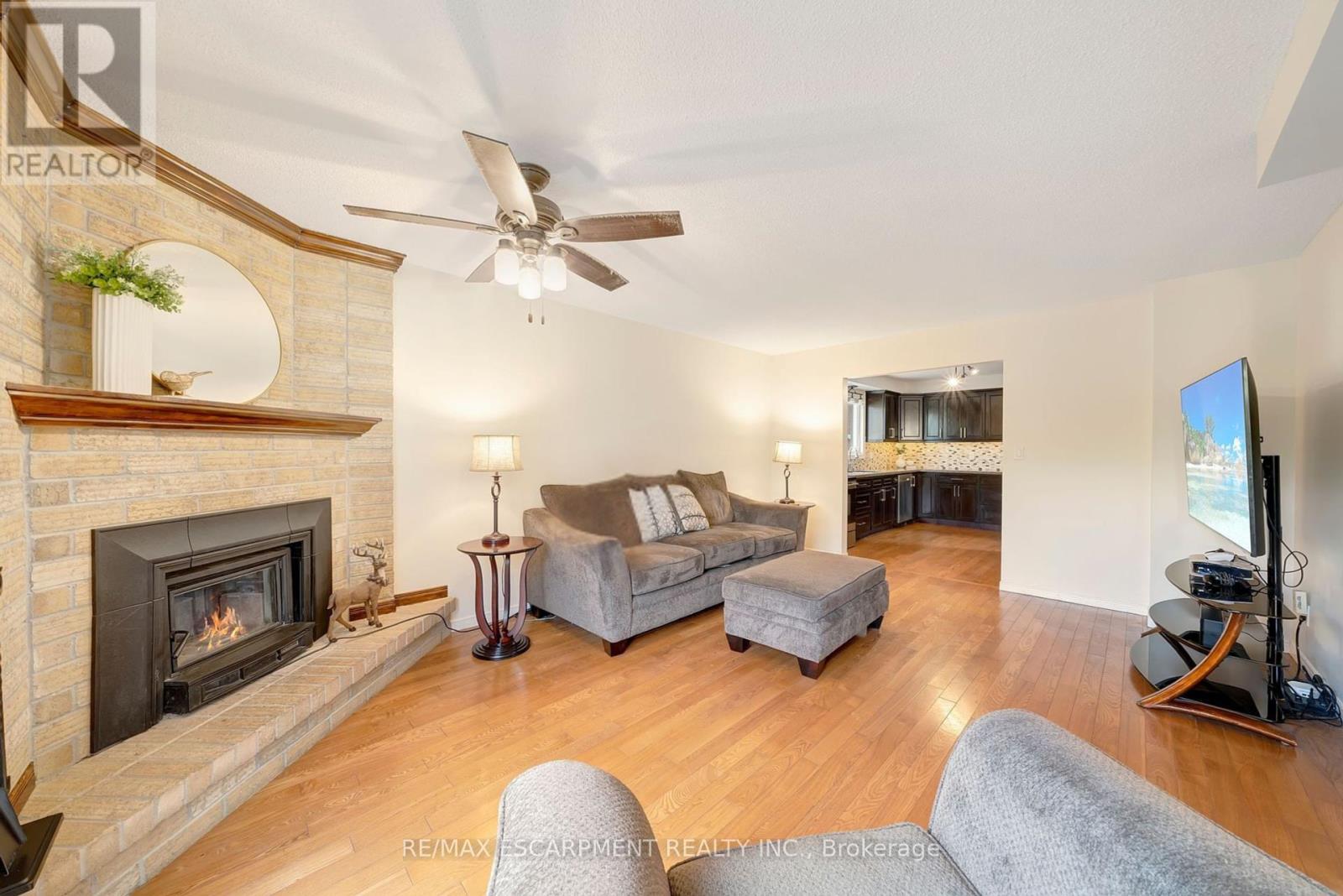 141 Templemead Drive, Hamilton, Ontario  L8W 3G4 - Photo 3 - X12466519