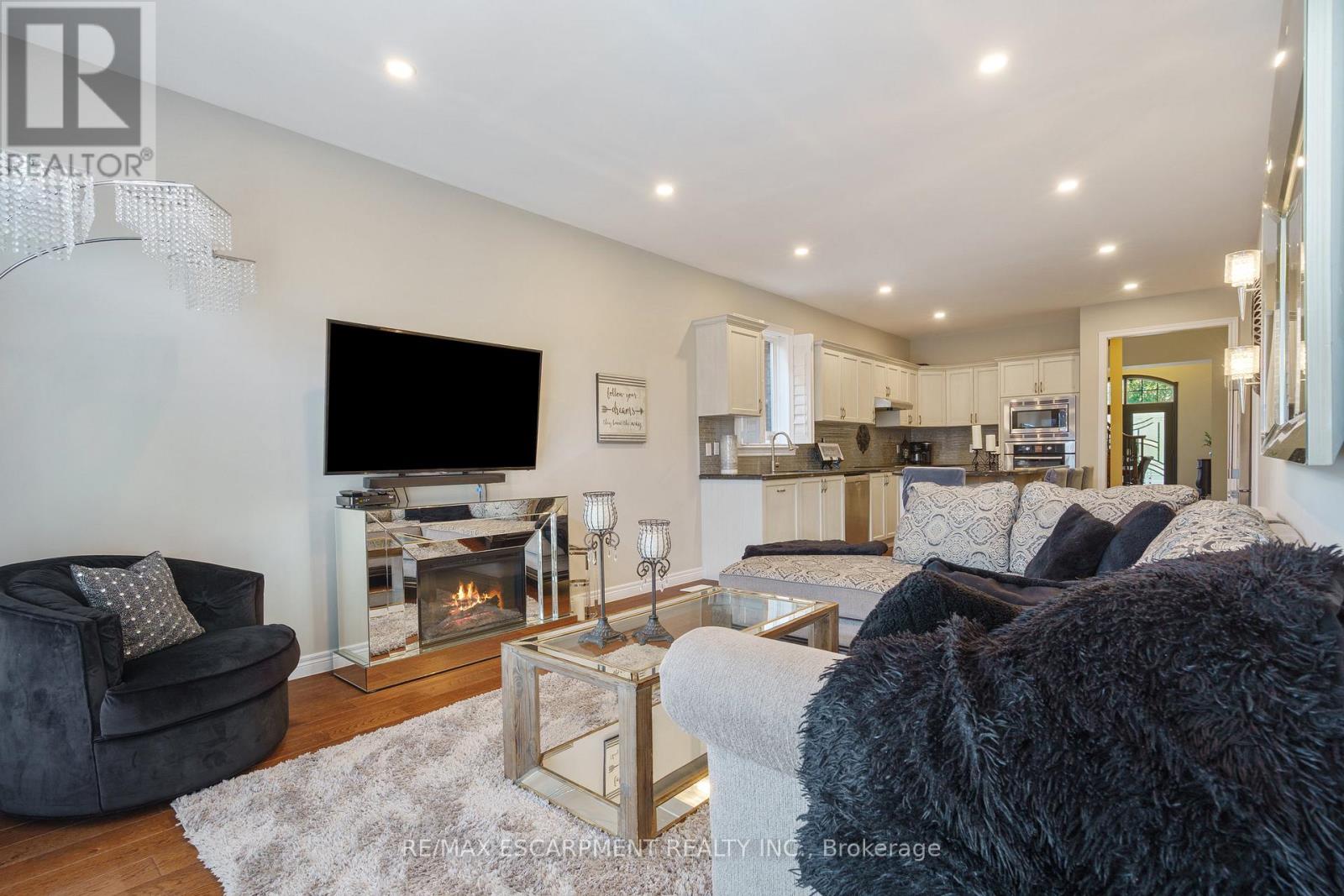 21 Shade Forest Trail, Hamilton, Ontario  L9B 0E5 - Photo 17 - X12466529