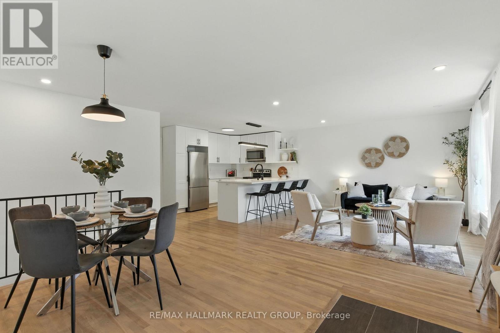 756 Cummings Avenue, Ottawa, Ontario  K1K 2L1 - Photo 5 - X12387588