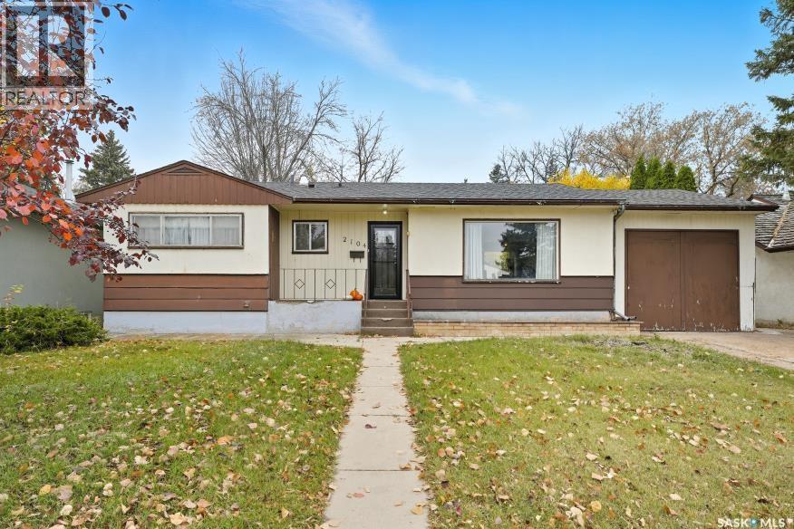 2104 Clarence Avenue S, Saskatoon, Saskatchewan  S7J 1L5 - Photo 1 - SK020971
