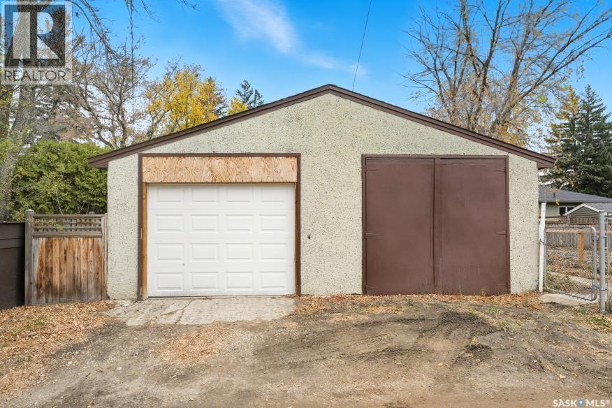 2104 Clarence Avenue S, Saskatoon, Saskatchewan  S7J 1L5 - Photo 36 - SK020971