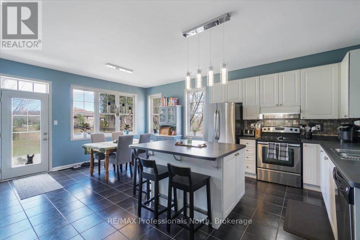 43 Clearbrook Trail, Bracebridge, Ontario  P1L 0A3 - Photo 2 - X12465929