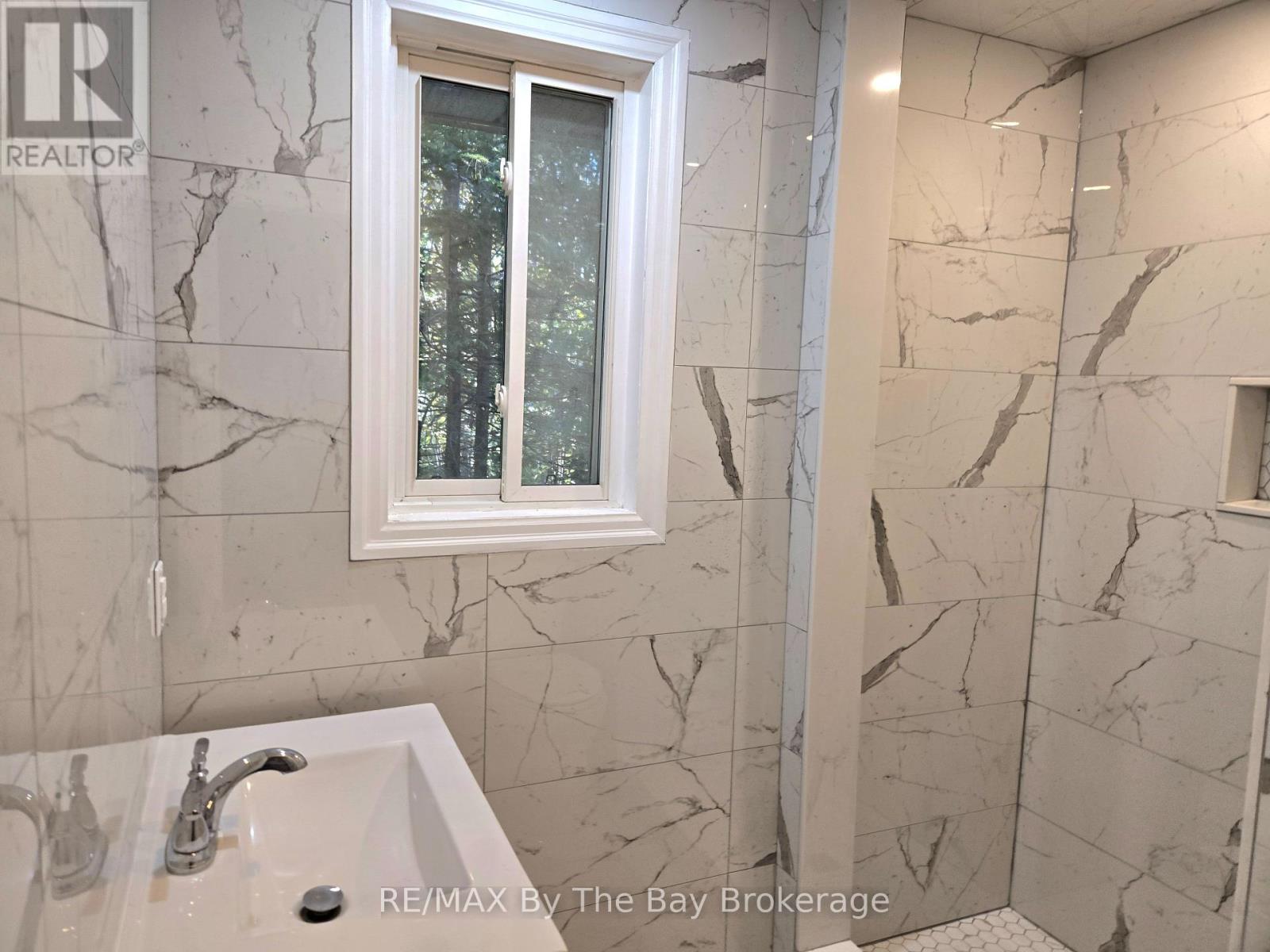 31 Forest Avenue, Wasaga Beach, Ontario  L9Z 2K4 - Photo 9 - S12466710