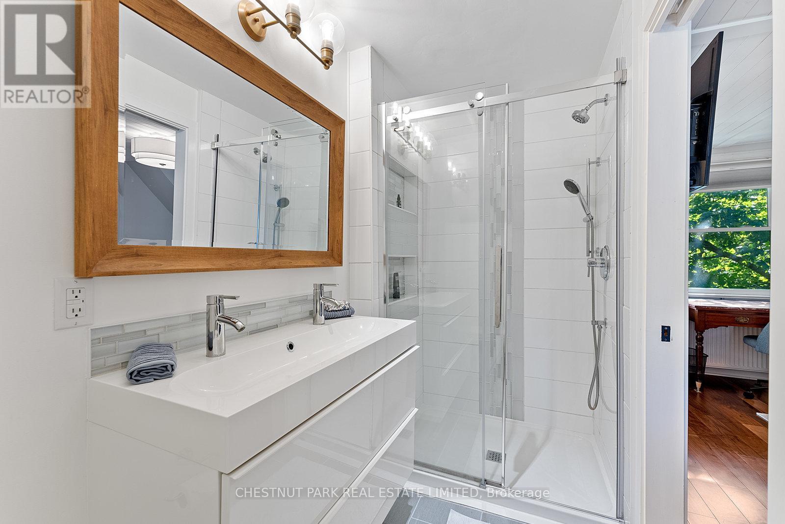 85 Eastwood Road, Toronto, Ontario  M4L 2C7 - Photo 17 - E12466641