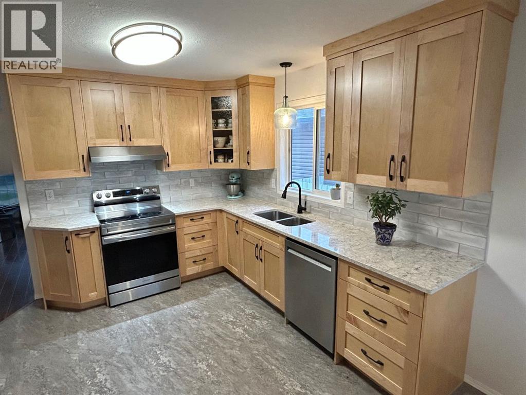 192 Mt Rundle Road W, Lethbridge, Alberta  T1K 7E9 - Photo 3 - A2263742