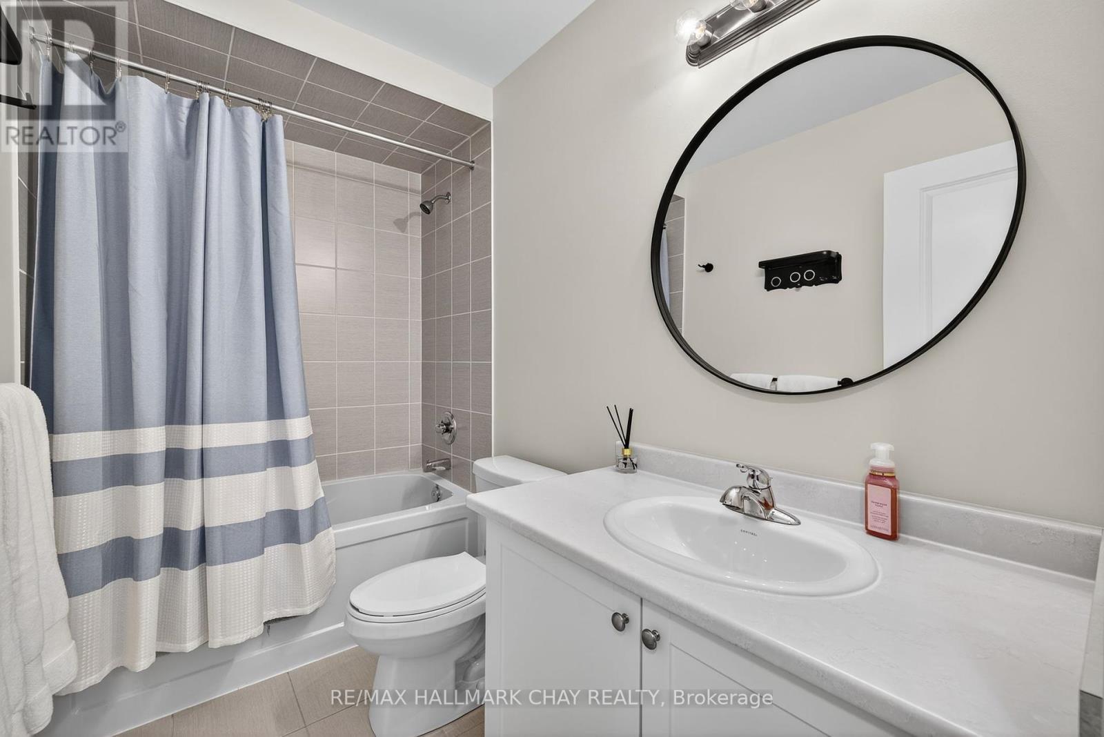 45 Lorne Thomas Place, New Tecumseth, Ontario  L9R 0T8 - Photo 21 - N12466618
