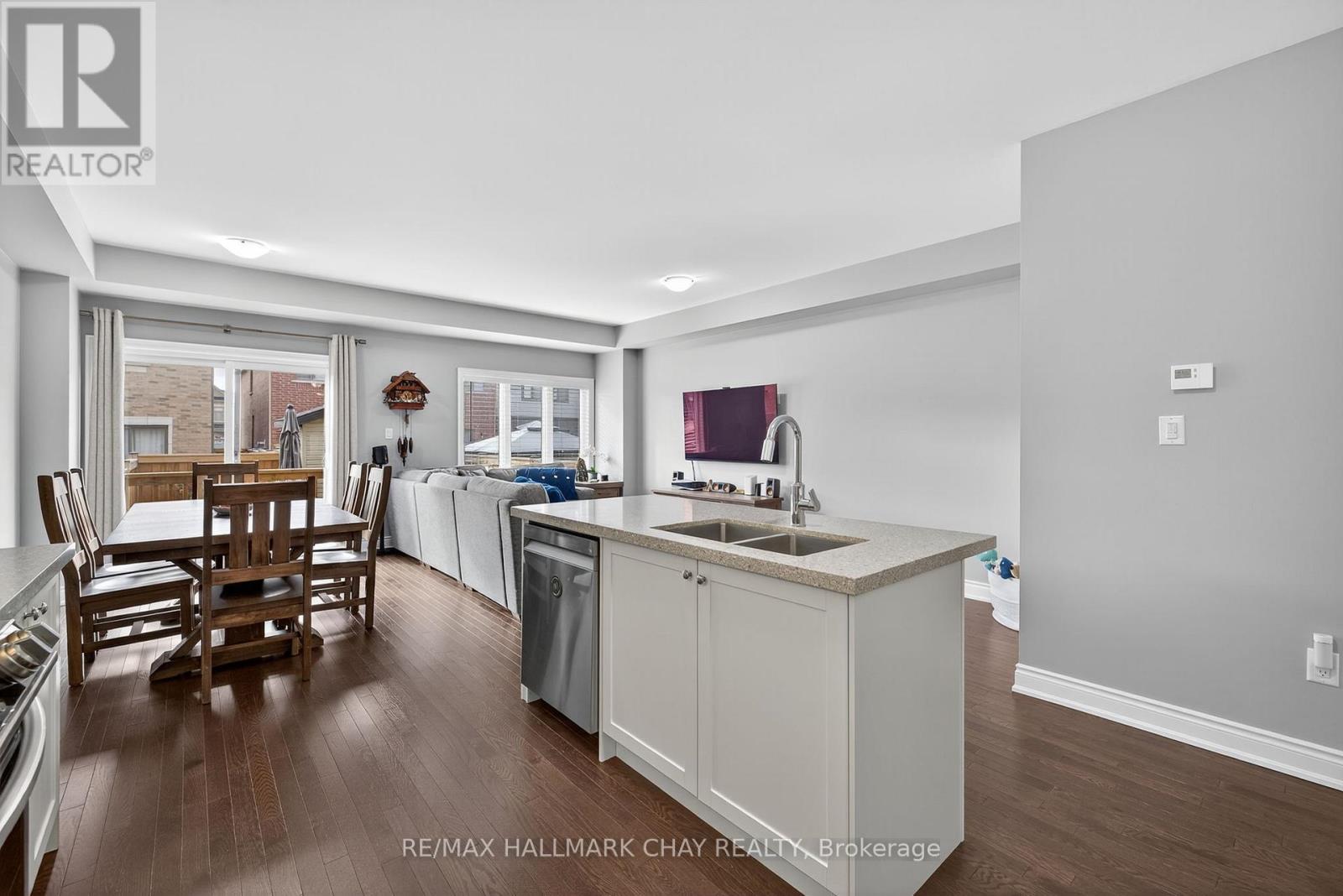 45 Lorne Thomas Place, New Tecumseth, Ontario  L9R 0T8 - Photo 6 - N12466618