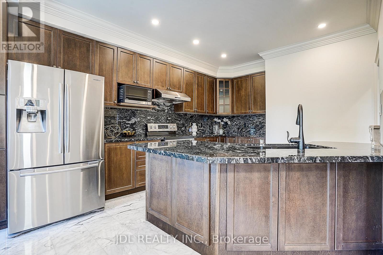 26 Santa Amato Crescent, Vaughan, Ontario  L4J 0C4 - Photo 21 - N12466656