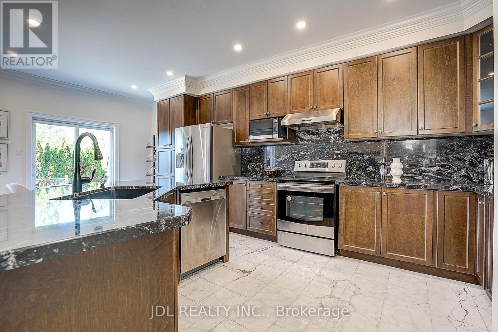 26 Santa Amato Crescent, Vaughan, Ontario  L4J 0C4 - Photo 22 - N12466656