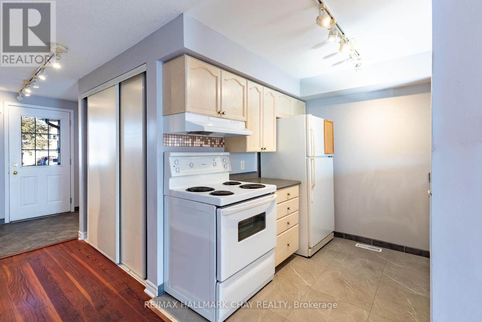 23 Srigley Street, Barrie, Ontario  L4N 0L9 - Photo 5 - S12466665