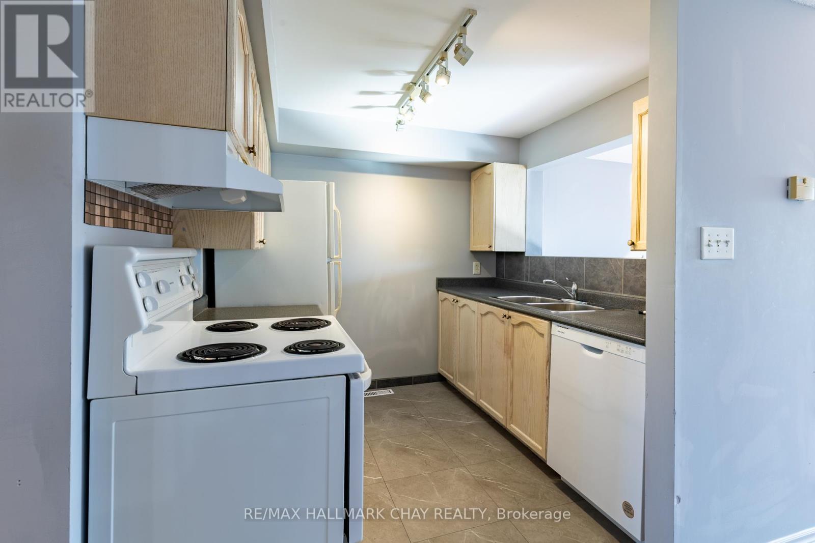 23 Srigley Street, Barrie, Ontario  L4N 0L9 - Photo 7 - S12466665