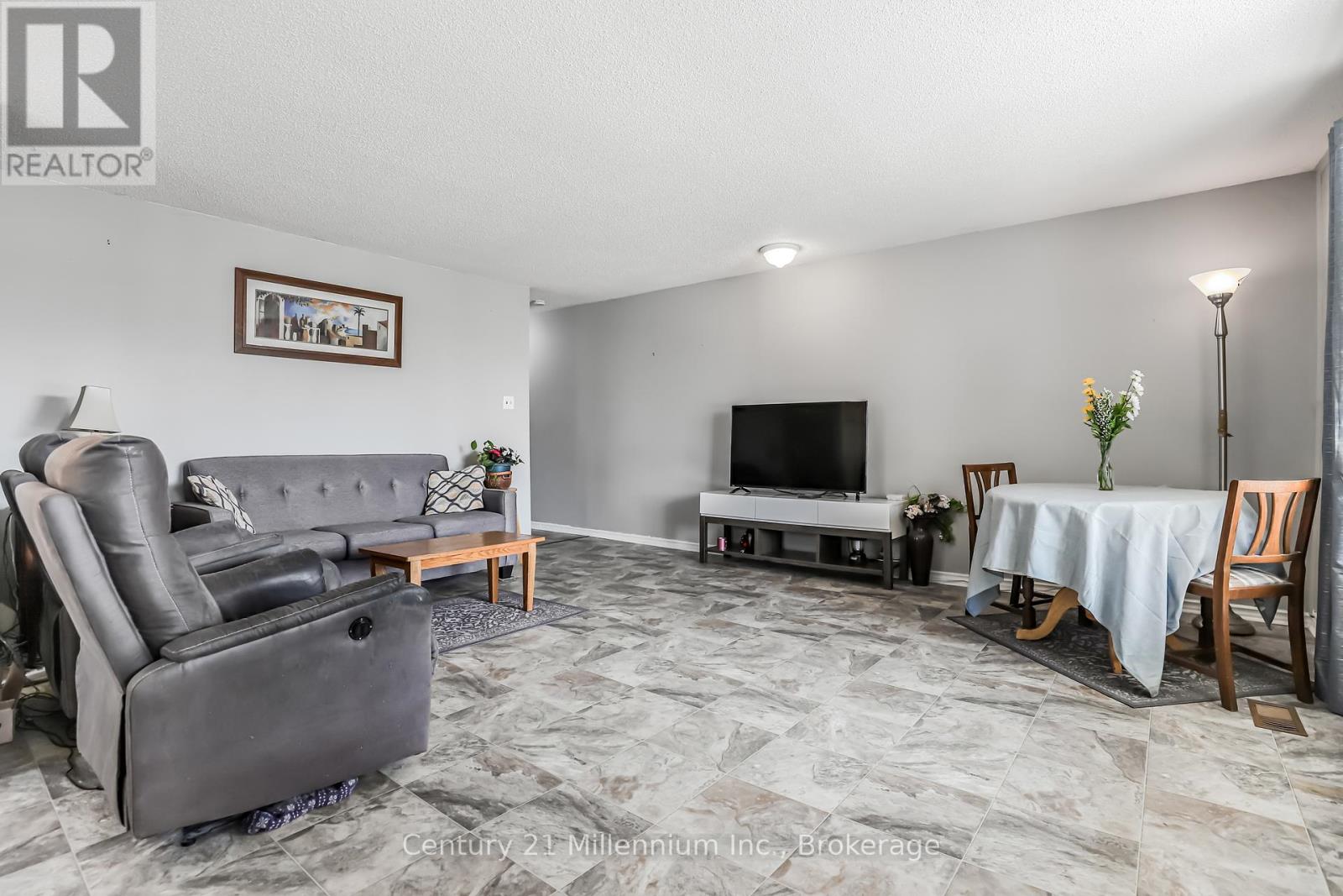 152 Frederick Drive, Wasaga Beach, Ontario  L9Z 1P1 - Photo 2 - S12228149