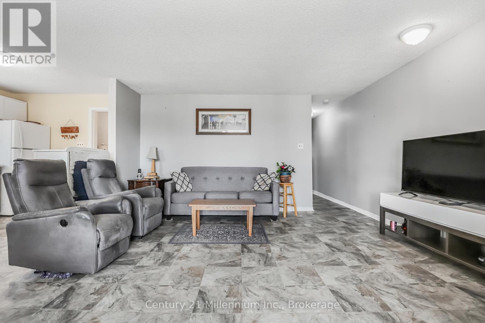 152 Frederick Drive, Wasaga Beach, Ontario  L9Z 1P1 - Photo 3 - S12228149