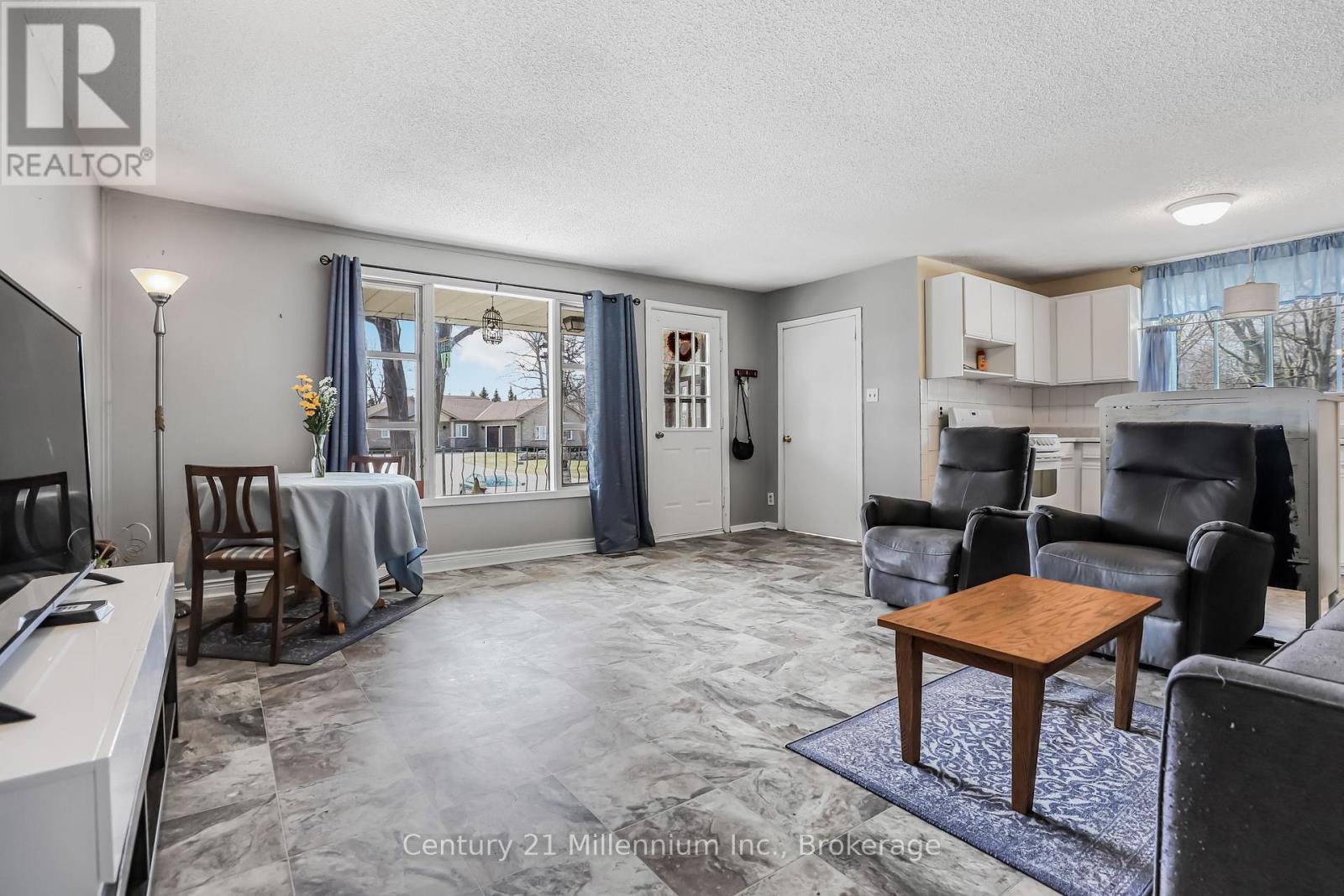 152 Frederick Drive, Wasaga Beach, Ontario  L9Z 1P1 - Photo 4 - S12228149