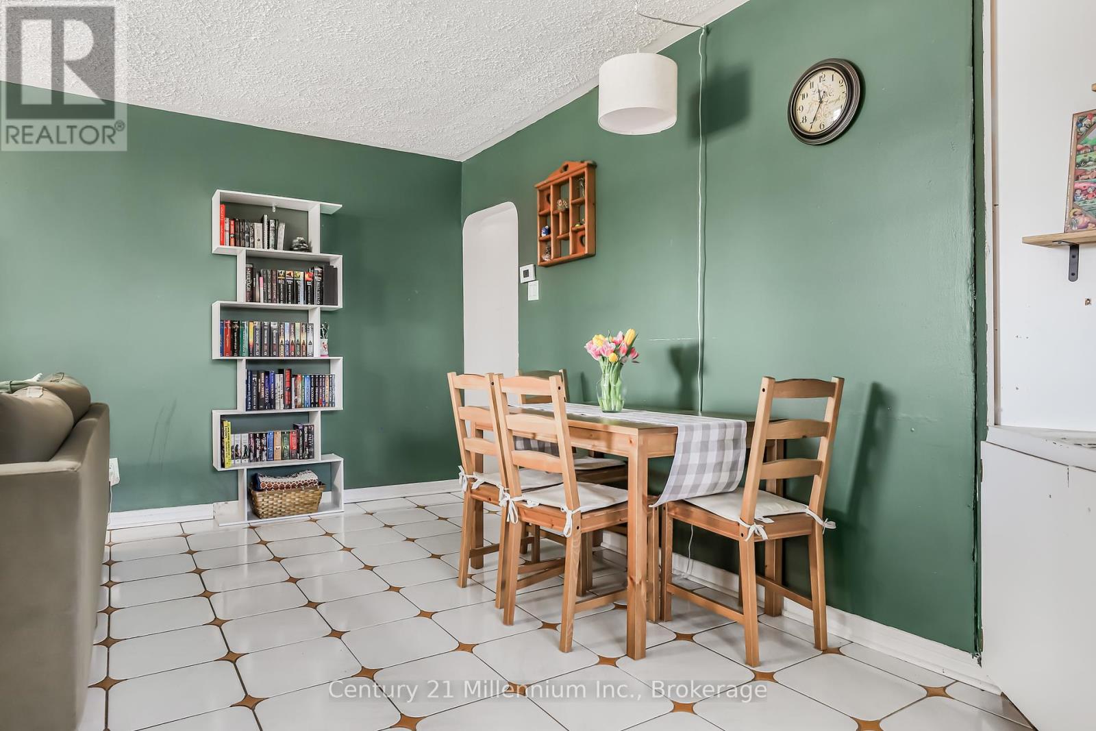 152 Frederick Drive, Wasaga Beach, Ontario  L9Z 1P1 - Photo 6 - S12228149