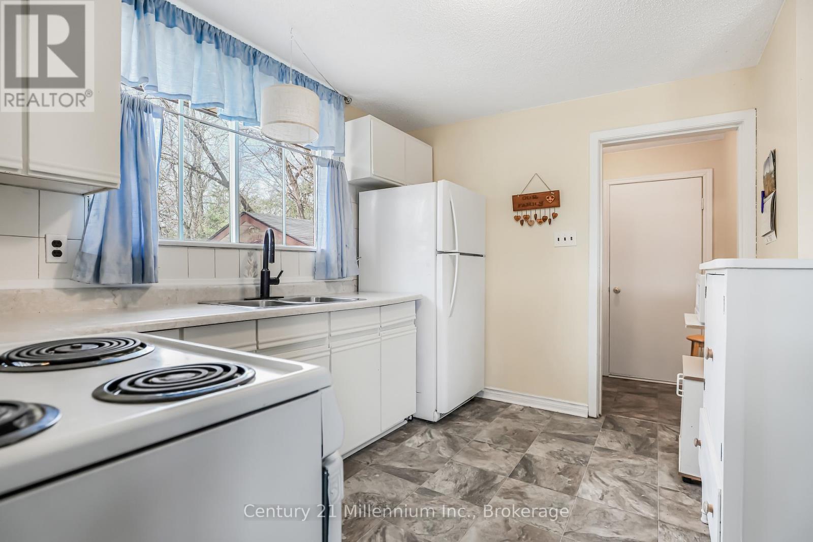 152 Frederick Drive, Wasaga Beach, Ontario  L9Z 1P1 - Photo 11 - S12228149