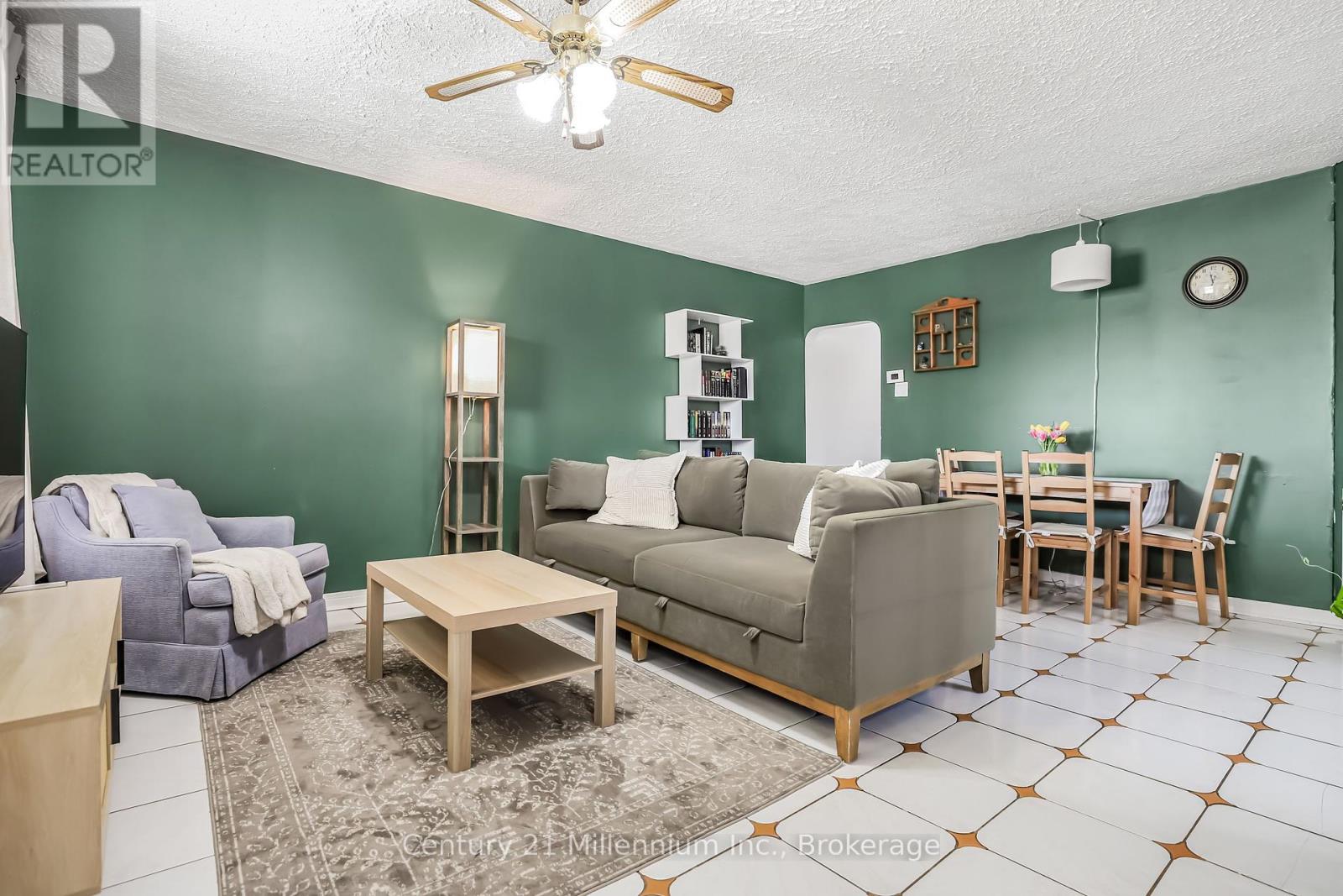 152 Frederick Drive, Wasaga Beach, Ontario  L9Z 1P1 - Photo 5 - S12228149