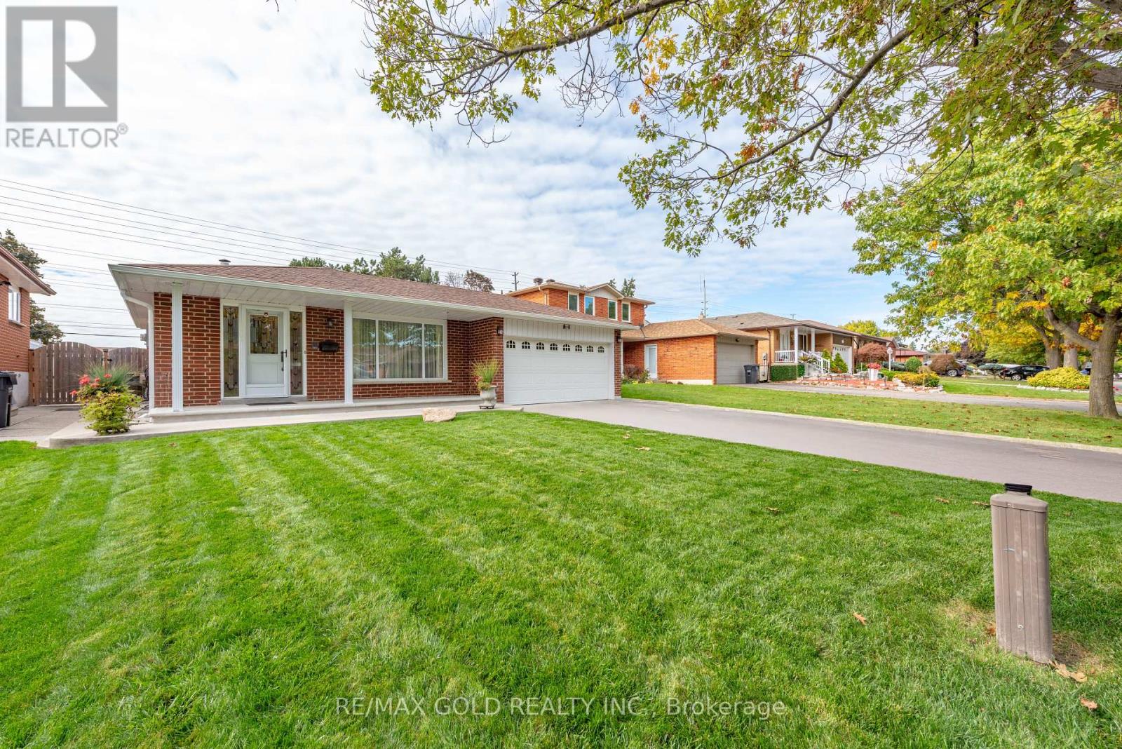 64 Malcolm Crescent, Brampton, Ontario  L6S 3C8 - Photo 2 - W12466630