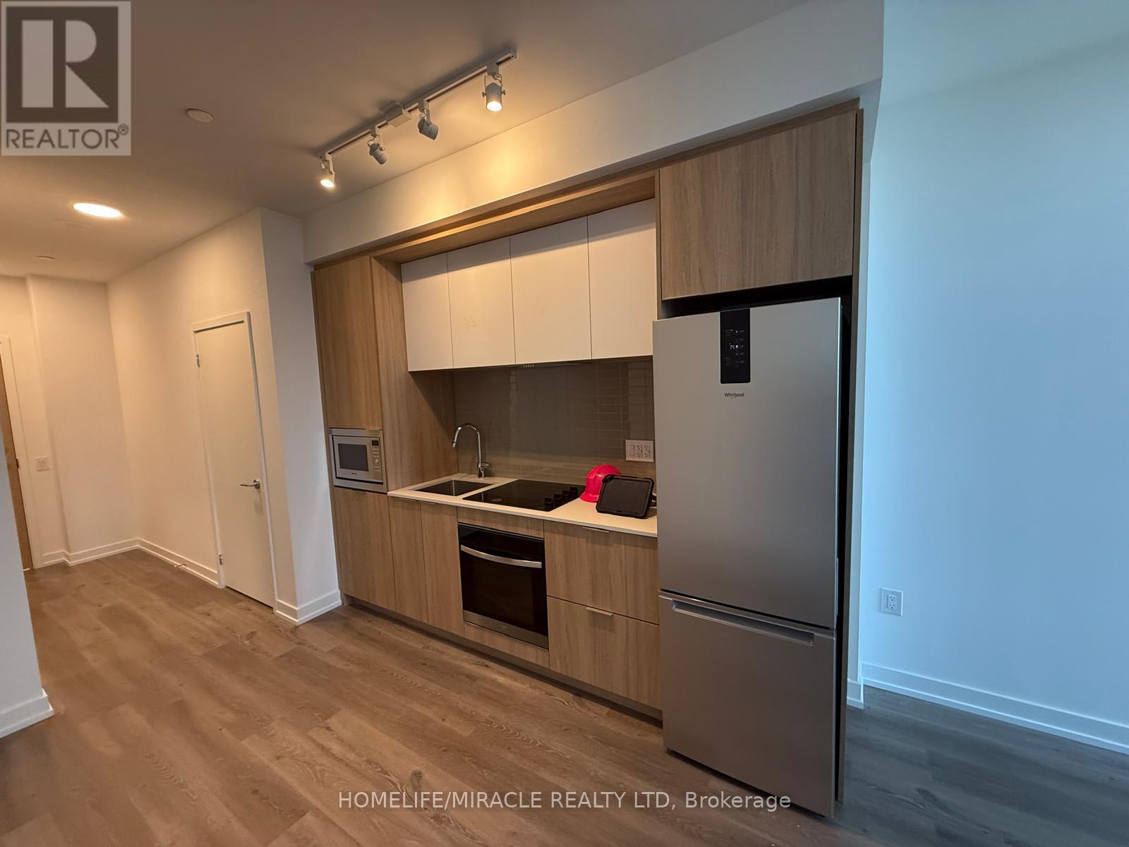 607 - 395 Square One Drive, Mississauga, Ontario  L5B 0P6 - Photo 2 - W12466643