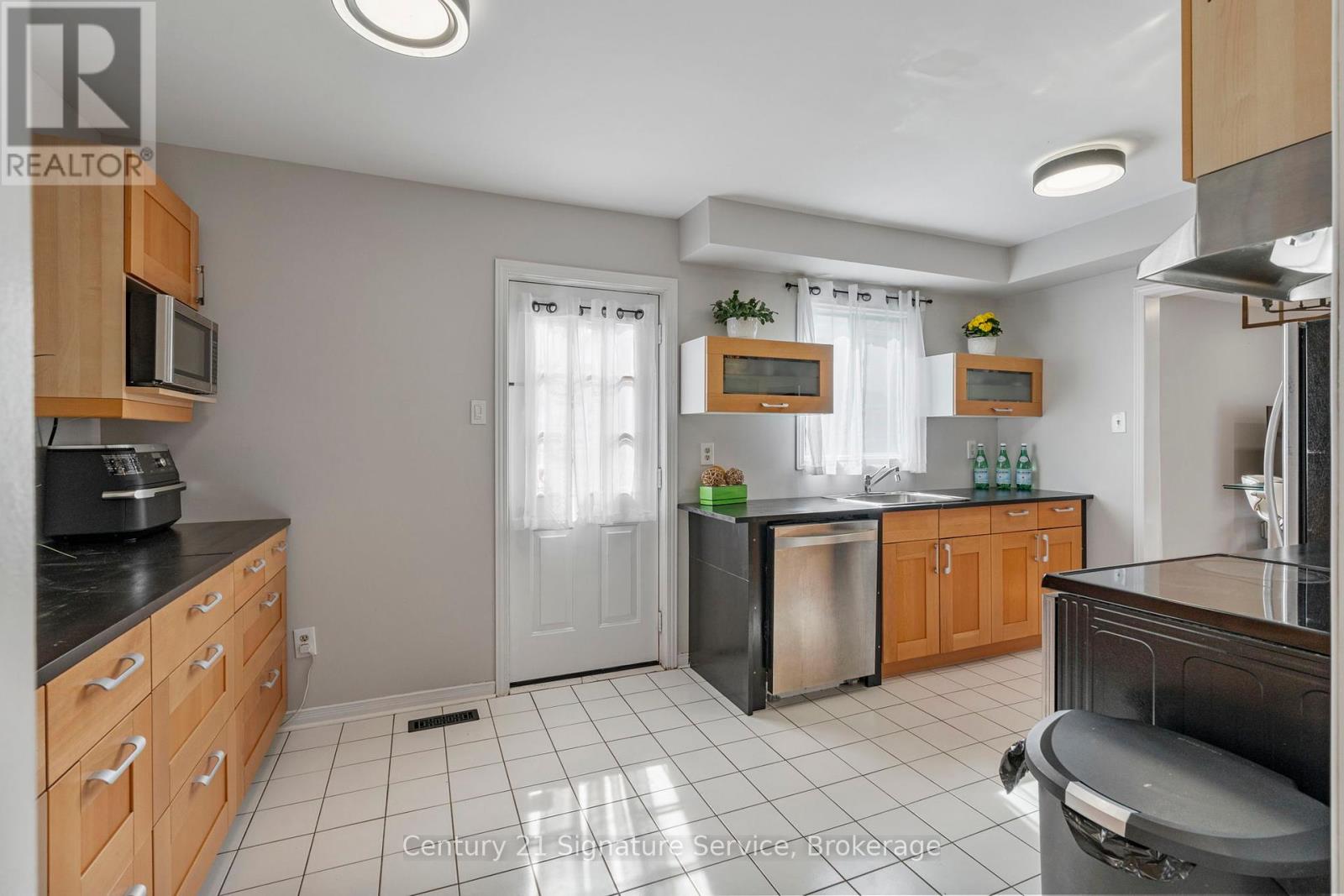 80 Dutch Crescent, Brampton, Ontario  L6Y 3X1 - Photo 4 - W12466647