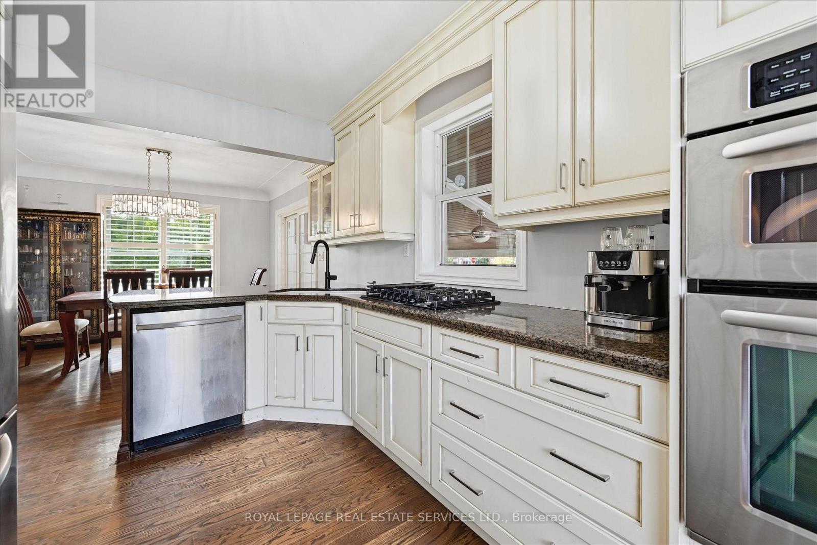 677 Greenwood Drive, Burlington, Ontario  L7T 3P4 - Photo 10 - W12466669