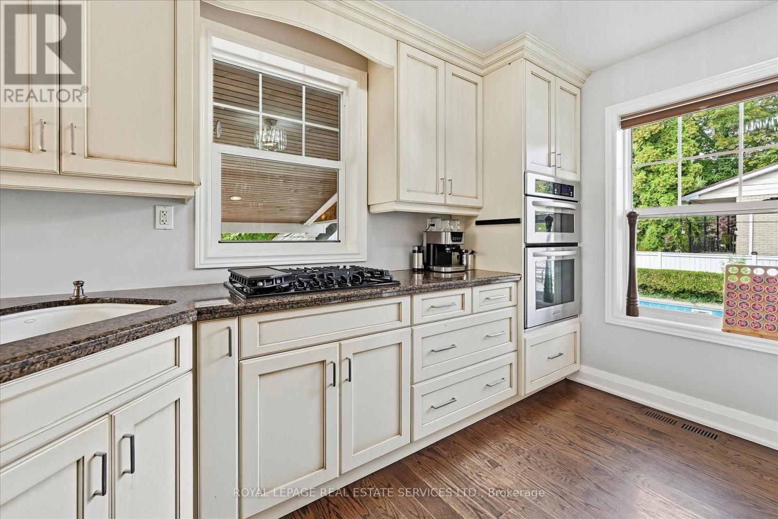 677 Greenwood Drive, Burlington, Ontario  L7T 3P4 - Photo 12 - W12466669
