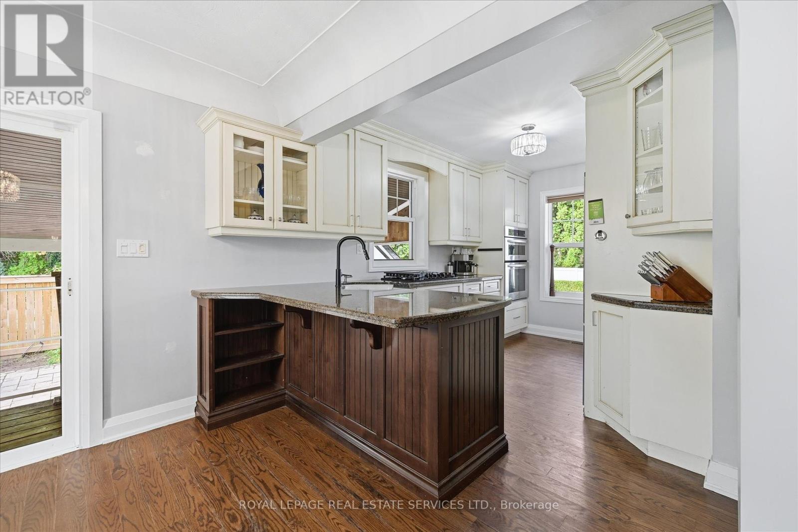 677 Greenwood Drive, Burlington, Ontario  L7T 3P4 - Photo 9 - W12466669