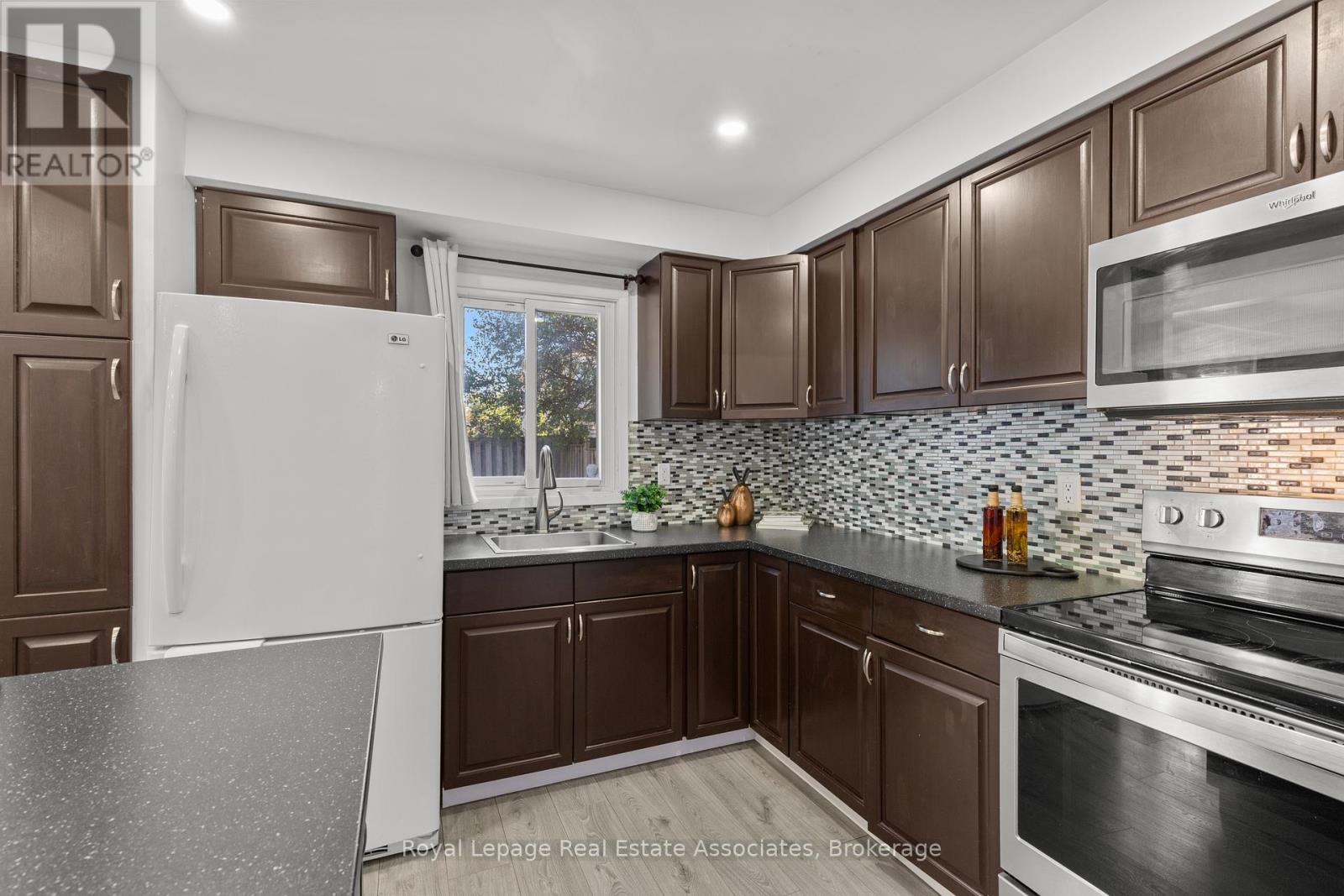 48 Summertime Court, Brampton, Ontario  L6Z 2B4 - Photo 8 - W12466680