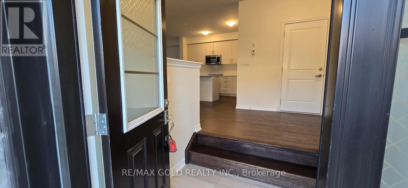 1442 Watercress Way, Milton, Ontario  L9E 1T8 - Photo 4 - W12466691