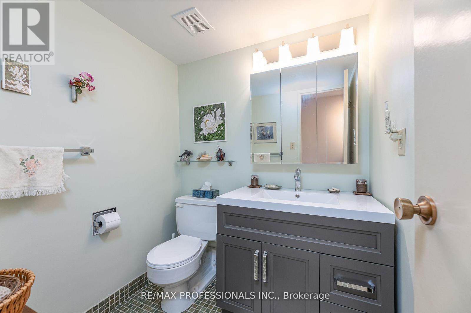 907 - 11 Wincott Drive, Toronto, Ontario  M9R 2R9 - Photo 15 - W12466692