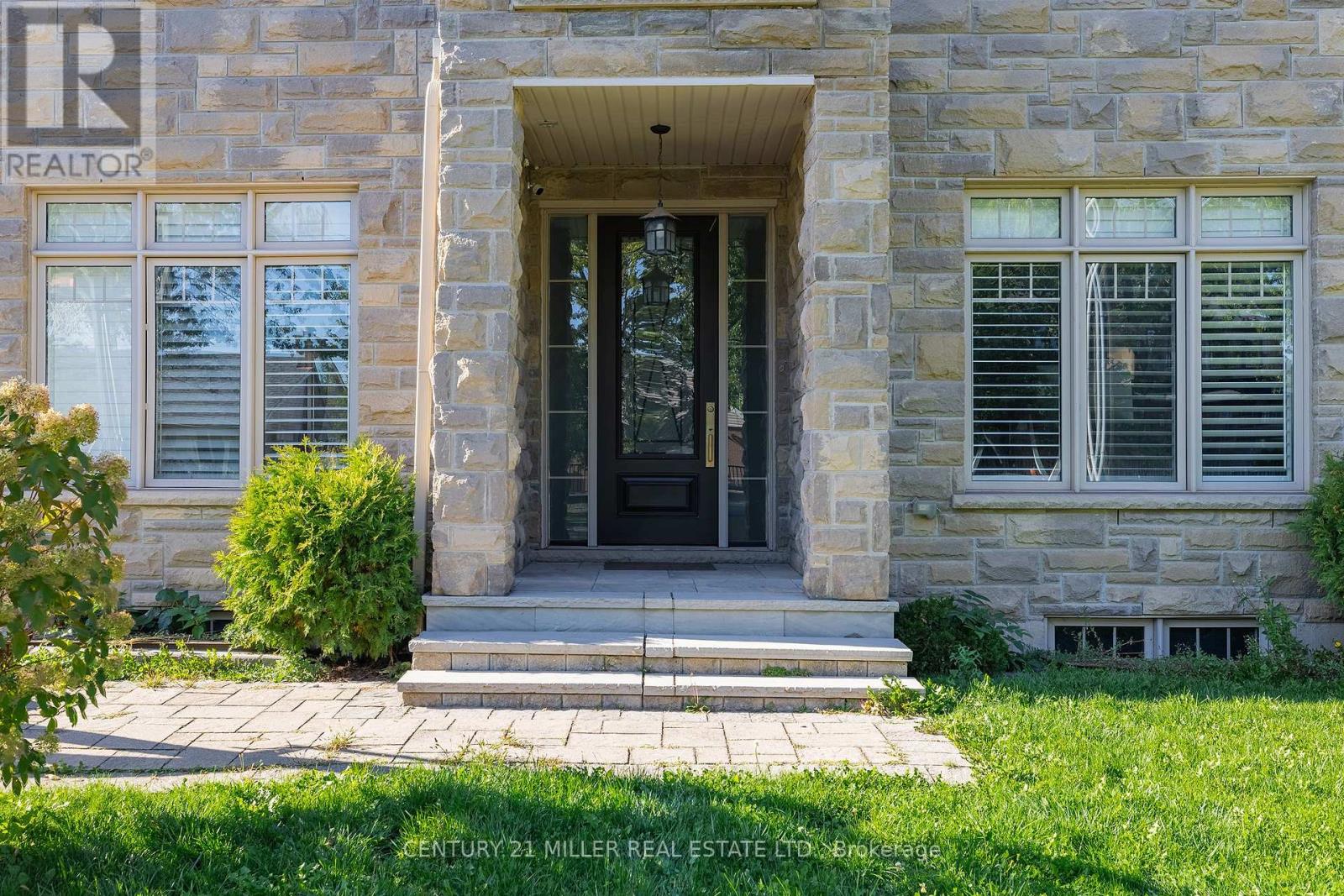 123 Mayfield Drive, Oakville, Ontario  L6H 1K6 - Photo 2 - W12466693