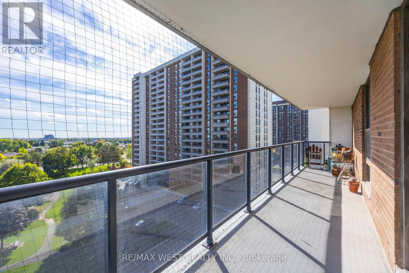 805 - 21 Knightsbridge Road, Brampton, Ontario  L6T 3Y1 - Photo 2 - W12466698