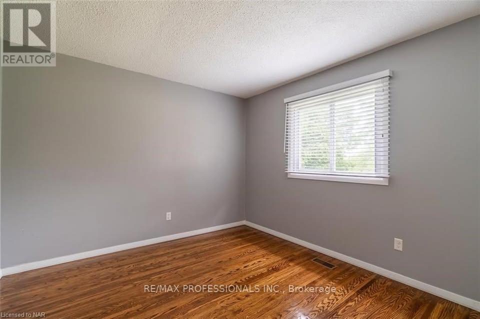 Upper - 35 Carriage Road, St. Catharines, Ontario  L2P 1S6 - Photo 17 - X12466601