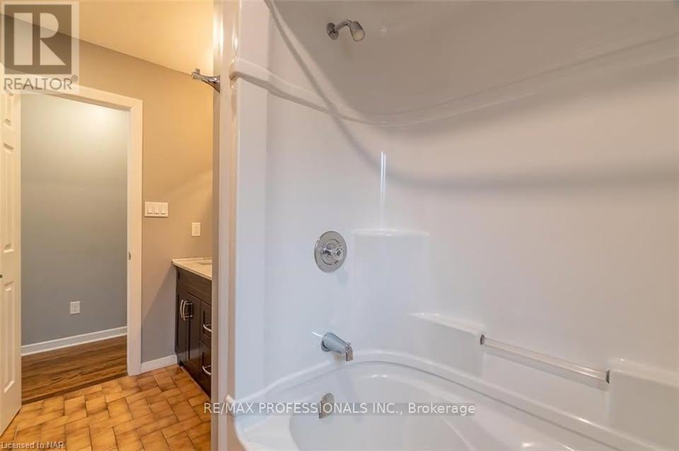 Upper - 35 Carriage Road, St. Catharines, Ontario  L2P 1S6 - Photo 20 - X12466601